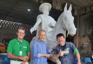Prefeito Marcos Medrado visita 1ª estátua de Dom Pedro II, criada para os espaços instagramáveis da cidade
